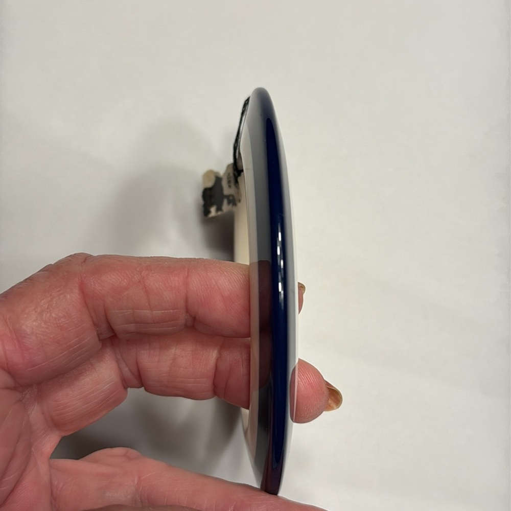 Vtg. NWT Trifari Lucite Navy and White Bangle Bracelet. - Picture 3 of 5